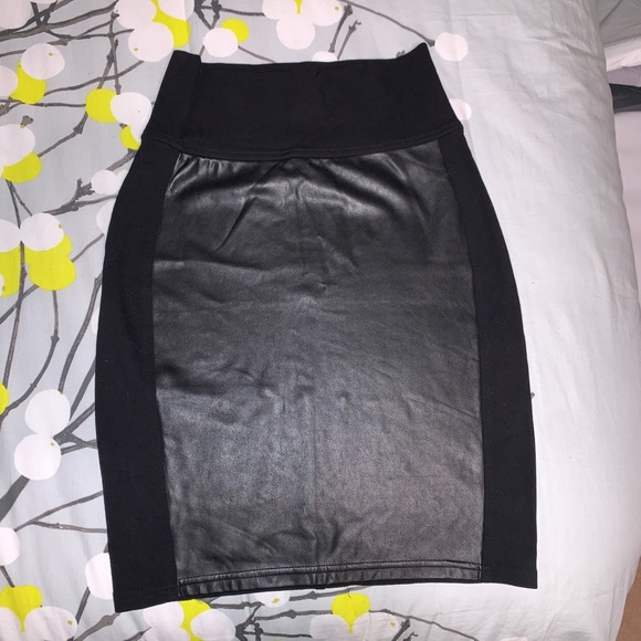 Aritzia Wilfred free, faux leather, high waisted mini skirt - Picture 2 of 5